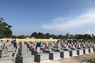 Liên đội cùng đoàn trường đến viếng nghĩa trang liệt sĩ xã Tịnh Thọ